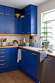 Einbauküche mit blauen Schrankfronten
