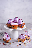Heidelbeer-Muffins mit Heidelbeer-Vanille-Creme und getrockneten Rosenblättern