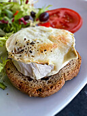 Brown bread with grilled goat’s cheese
