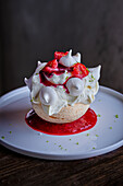 Mini pavlova with red fruits and coulis