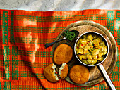 Grünes Kochbananen-Curry mit afrikanischen Brötchen