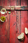 Brot und Salatdressing auf rot gestrichenem Holzuntergrund