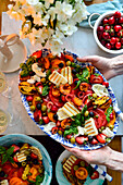 Bunter Tomatensalat mit Halloumi, Burrata, Früchten und Oliven