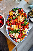 Bunter Tomatensalat mit Halloumi, Burrata, Früchten und Oliven