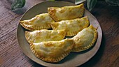Spinach, cheese and raisin pasties - Step by step