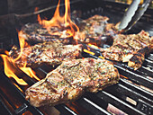 Marinierte Lammchops auf dem Grillrost