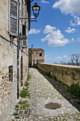 Typische Gasse an der Stadtmauer, Fermo, in den Marken, Adria, Italien