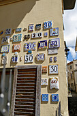 Bunte Kacheln mit Hausnummer an Hauswand, Altstadt, Fermo, in den Marken, Adria, Italien