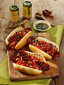 Argentinische Hot-Dogs mit Tomatensalsa und Chimichurri