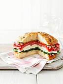 Italienisches Picknickbrot mit Mozzarella, Salami, Paprika und Oliven