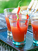 Tomatensaft serviert mit Chilischoten