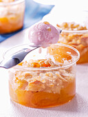 Aprikosen-Crumble mit Lavendeleis