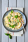 Spaghetti with prawns and peas