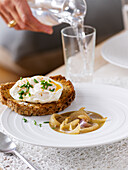 Zwiebelsuppe, dazu Brot mit pochiertem Ei