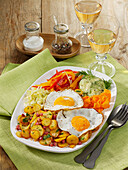 Vegetable platter 'Special' with fried potato slices and fried eggs