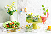 Zucchini-Kräuter-Nester, Eier mit Spargel im Glas, Erdbeer-Bowle