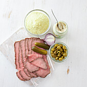 Zutaten für Wirtshaus-Schmaus mit Roastbeef, Kartoffelpüree und Röstzwiebeln