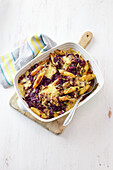 Red cabbage noodle gratin with bacon