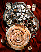 Orientalische Desserts (Schneckenförmiger Kuchen und Sirupkuchen mit Nüssen) dazu Tee