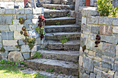Terrassenaufgang, Treppe aus Granit, Naturstein (Sedum)