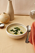 Topinambursuppe mit frittierter Petersilie