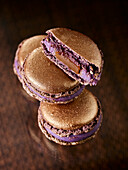 Schokoladen-Macarons mit violetter Creme