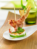 Pincho of bacon and prawns