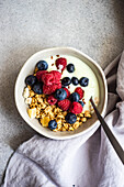 Gesundes Frühstück mit Beeren und Joghurt in einer Schüssel