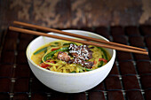 Laksa with spicy chicken and green beans