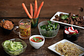 Zutaten für Bibimbap (Koreanisches Gericht) - Hackfleisch, Gemüse, Sprossen und Kimchi