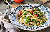 Spaghetti mit Zucchini, Zitrone und Oregano