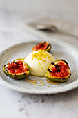 Panna Cotta with grilled figs and honey (vegetarian)
