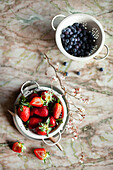 Frische Erdbeeren und Heidelbeeren