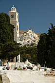 Kirche am Friedhof und Blick auf Ano Syros, Hafenstadt Ermoupoli, Insel Syros, Kykladen, Ägäis, Griechenland
