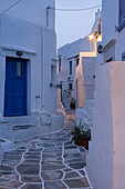 Typische Häuserzeile am Abend, Plaka, Insel Milos, Kykladen, Ägäis, Griechenland