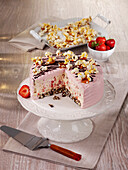 Eisgekühlte Popcorn-Torte mit Erdbeeren
