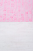 Weißer Untergrund mit rosa gemusterter Tapete