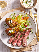 Flank Steak mit Süßkartoffeln und Salatbeilage