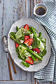 Grüner Spargelsalat mit Feta-Käse und Erdbeeren