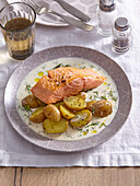 Lachs mit Pellkartoffeln und leichter Dillsauce