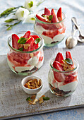 Erdbeeren mit weißer Schokoladenmousse und Mandeln