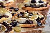 Mini pizzas with goat cheese and grapes