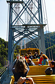 Der gelbe Zug 'Le train jaune' auf der Brücke Pont Gisclard, Ligne de Cerdagne, Vallée de la Têt, Villefranche-de-Conflent,  Pyrénées-Orientales, Okzitanien, Frankreich