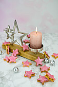 Zitronen-Sterne mit rosa Glasur zu Weihnachten