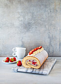 Sponge cake with poppy-seed cream and strawberries