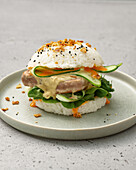 Japanischer Sushi-Tuna-Burger mit Erdnusssauce