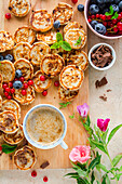 Mini-Pancakes mit Schokolade und Beeren