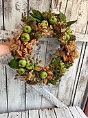 DIY-Kranz aus getrockneten Blüten und grünen Äpfeln