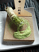 Wasabi (Japanischer Meerrettich), teilweise gerieben