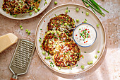 Zucchini-Pancakes mit Erbsen, Schnittlauch, Parmesan und Dip